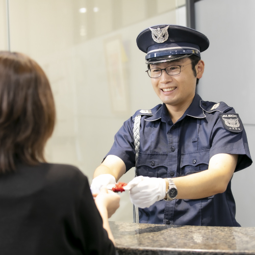 警備の制服をビシッと決めて接客